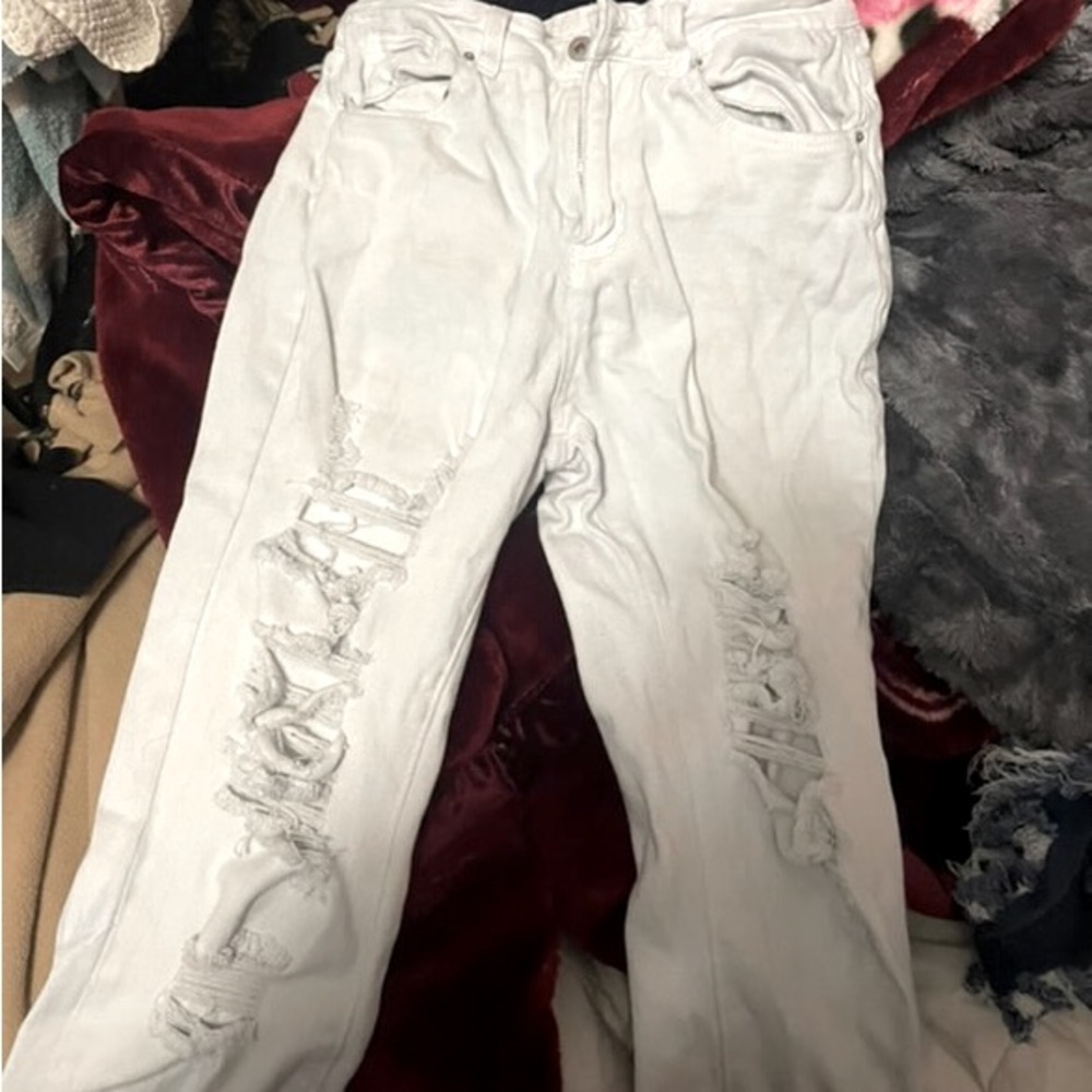 Skinny white ripped jeans #whitejeans